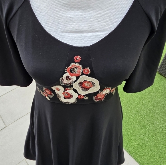 Nine West ✦ Silk Embroidered Floral Appliqué Dress ✦ Black ✦ Fitted Short Sleeve - Picture 8 of 17